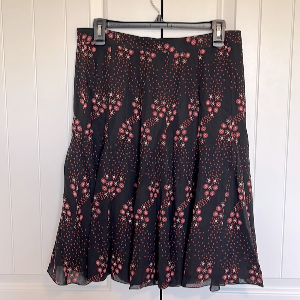 Size 8 Brooks Bros skirt with side zipper & lined. Pleated looking flowy skirt